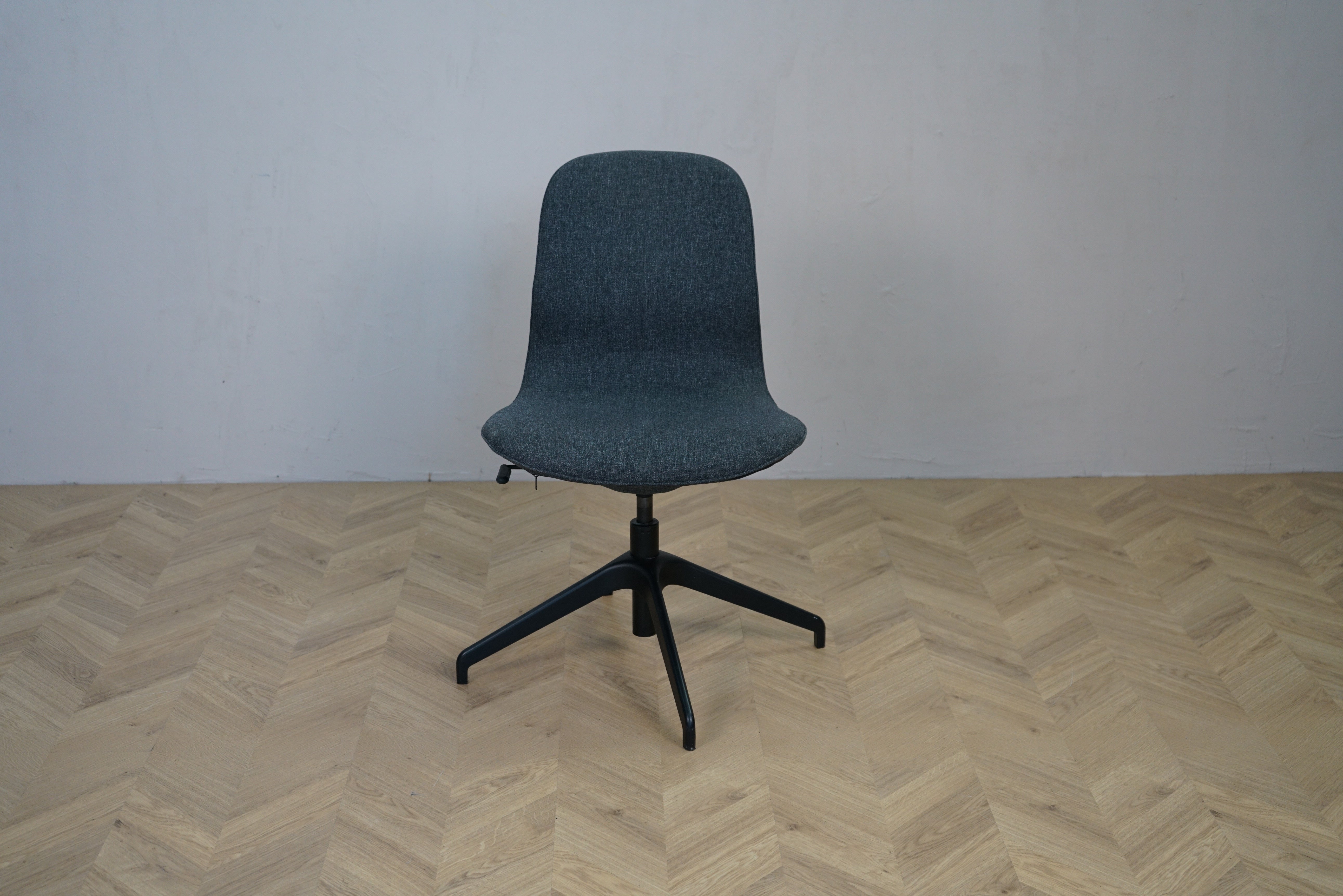 IKEA LÅNGFJÄLL konferencestol i mørkegrå – frontvisning